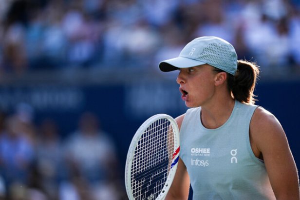 Свентек выиграла WTA 1000 в Торонто, разгромив Рыбакину в финале