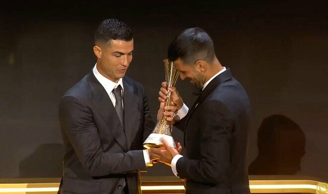 Роналду лично наградил Джоковича на Globe Soccer Awards в Дубае