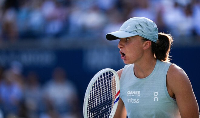 Свентек выиграла WTA 1000 в Торонто, разгромив Рыбакину в финале